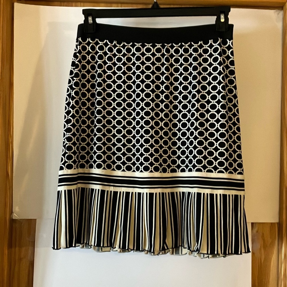 Max Studio Pleated Sz M Black/white/Beige Pull on Skirt-elastic waist.  EUC